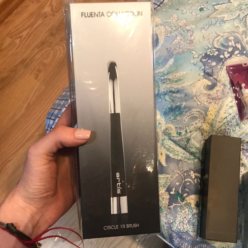 Artis fluenta circle 1R brush